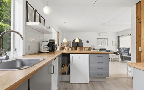 Gadde - 1Km from the Sea: Keuken, Countertop, Toestel Van De Keuken, Meubilair, Cabinetry, Interieur Ontwerp, Flooring, Hout, Major Appliance, Huishoudapparatuur