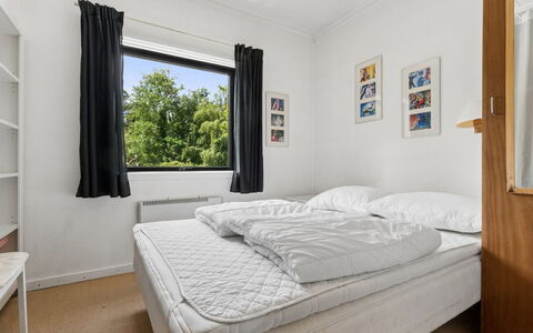 Gadde - 1Km from the Sea: Bed, Slaapkamer, Interieur Ontwerp, Plafond, Laken, Bedding, Verdieping, Kamer, Meubilair, Bed Frame
