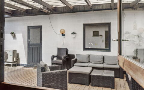 Gadde - 1Km from the Sea: Hout, Meubilair, Verdieping, Flooring, Huis, Samengesteld Materiaal, Dek, Deur, Veranda, Buitenmeubels