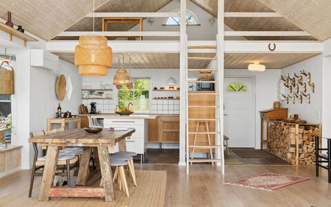 Bernadete - 50M to the Fjord: Meubilair, Hout, Interieur Ontwerp, Plafond, Flooring, Verdieping, Stoel, Houten Vloer, Keuken, Lichte Inrichting