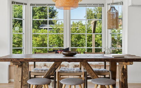 Bernadete - 50M to the Fjord: Meubilair, Hout, Tafel, Keuken En Eettafel, Flooring, Interieur Ontwerp, Eetkamer, Verdieping, Stoel, Hardwood