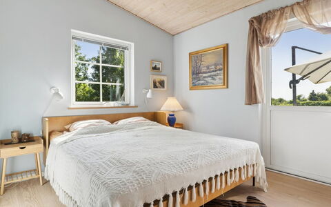 Bernadete - 50M to the Fjord: Meubilair, Bed, Interieur Ontwerp, Slaapkamer, Verdieping, Flooring, Hout, Bedding, Laken, Plafond