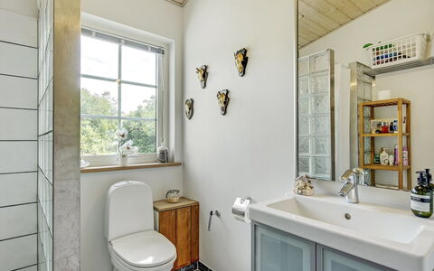 Bernadete - 50M to the Fjord: Muur, Badkamer, Loodgieterswerkinrichting, Flooring, Interieur Ontwerp, Verdieping, Kraan, Toilet, Loodgieter, Wastafel