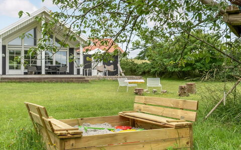 Bernadete - 50M to the Fjord: Hout, Tuin, Vrije Tijd, Backyard, Gazon, Kind, Buitenmeubels, Plank, Timmerhout, Park