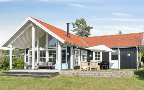 Bernadete - 50M to the Fjord: Huis, Dak, Huis, Verblijf, Landgoed, Boerderij, Veranda, Siding, Gazon, Werf