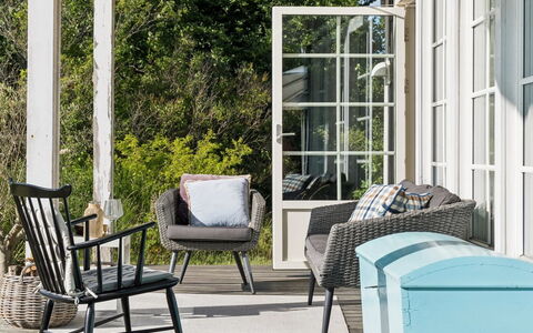 Bernadete - 50M to the Fjord: Appartement, Schaduw, Balkon, Stoel, Hek, Buitenmeubels, Aluminium, Kunstgras