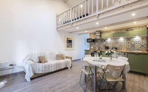 Gigaro Plage: Meubilair, Tafel, Eigendom, Interieur Ontwerp, Hout, Flooring, Verdieping, Stoel, Comfort, Decoratie