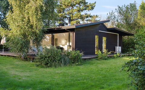 Erikka - 300M to the Fjord: Blauw, Struik, Verblijf, Groundcover, Tuin, Landgoed, Schaduw, Landscaping, Boerderij, Eco Hotel