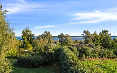 Erikka - 300M to the Fjord: Blauw, Struik, Verblijf, Groundcover, Tuin, Landgoed, Schaduw, Landscaping, Boerderij, Eco Hotel