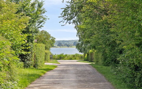 Erikka - 300M to the Fjord: Blauw, Struik, Verblijf, Groundcover, Tuin, Landgoed, Schaduw, Landscaping, Boerderij, Eco Hotel