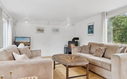 Hannelore - 700M from the Sea: Meubilair, Bankstel, Interieur Ontwerp, Flooring, Verdieping, Woonkamer, Hout, Kamer, Plafond
