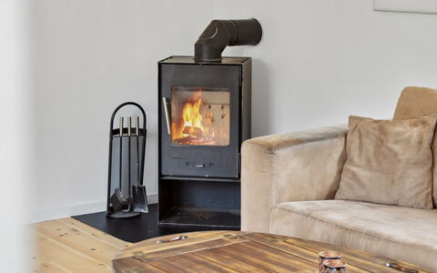Hannelore - 700M from the Sea: Haard, Houtkachel, Fireplace, Woonkamer, Schoorsteen, Kamerplant, Lamp