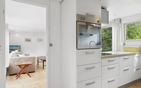 Hannelore - 700M from the Sea: Flooring, Interieur Ontwerp, Hout, Countertop, Verdieping, Cabinetry, Keuken, Meubilair, Major Appliance, Toestel Van De Keuken