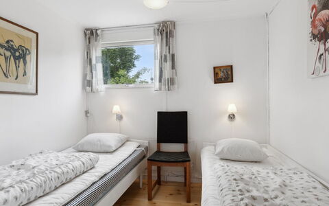 Hannelore - 700M from the Sea: Muur, Hout, Slaapkamer, Bed, Interieur Ontwerp, Meubilair, Verdieping, Huis, Bedding, Appartement