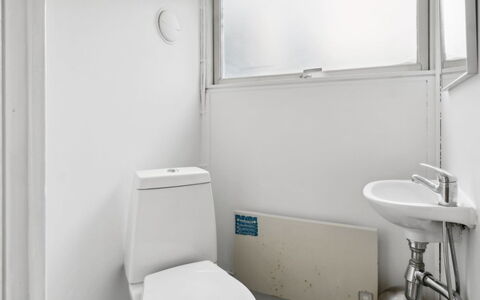 Hannelore - 700M from the Sea: Wc Bril, Loodgieterswerkinrichting, Muur, Badkamer, Flooring, Verdieping, Toilet, Interieur Ontwerp, Loodgieter, Wastafel