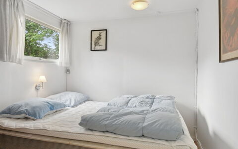 Hannelore - 700M from the Sea: Bed, Slaapkamer, Meubilair, Interieur Ontwerp, Laken, Bedding, Hout, Verdieping, Linens, Flooring