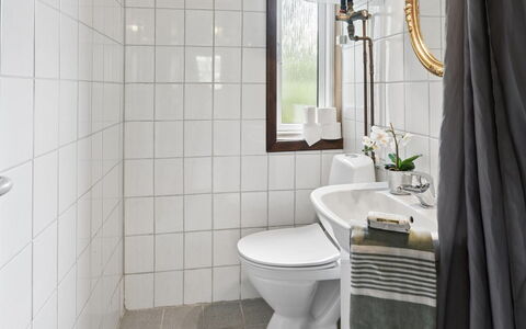 Rietrikki - 1.5Km from the Sea: Badkamer, Interieur Ontwerp, Wc Bril, Toilet, Loodgieterswerkinrichting, Flooring, Verdieping, Tegel, Loodgieter, Wastafel