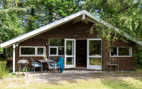 Kerrin - 300M from the Sea: Meubilair, Interieur Ontwerp, Flooring, Hout, Verdieping, Plafond, Houten Vloer, Stoel, Tafel, Verlichting