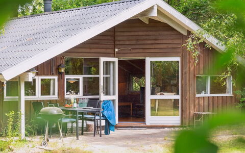 Kerrin - 300M from the Sea: Meubilair, Interieur Ontwerp, Flooring, Hout, Verdieping, Plafond, Houten Vloer, Stoel, Tafel, Verlichting