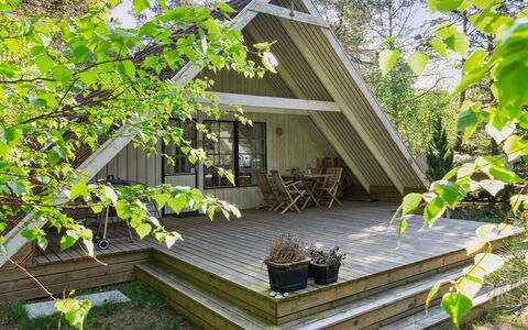 Jörn - 800M from the Sea: Meubilair, Interieur Ontwerp, Flooring, Hout, Verdieping, Plafond, Houten Vloer, Stoel, Tafel, Verlichting