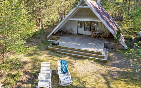 Jörn - 800M from the Sea: Meubilair, Interieur Ontwerp, Flooring, Hout, Verdieping, Plafond, Houten Vloer, Stoel, Tafel, Verlichting