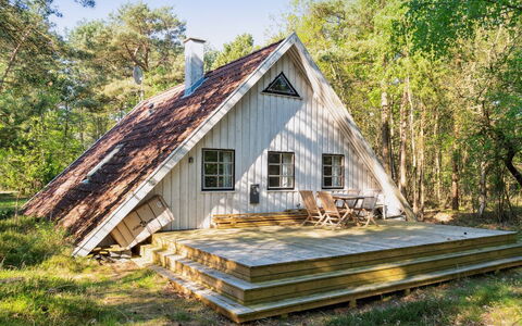 Jörn - 800M from the Sea: Meubilair, Interieur Ontwerp, Flooring, Hout, Verdieping, Plafond, Houten Vloer, Stoel, Tafel, Verlichting