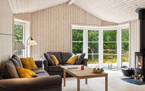 Grethe - 750M from the Sea: Meubilair, Interieur Ontwerp, Flooring, Hout, Verdieping, Woonkamer, Houten Vloer, Kamer, Plafond, Bankstel