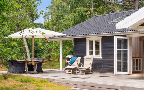 Grethe - 750M from the Sea: Hout, Huis, Verblijf, Dak, Huis, Buitenmeubels, Deur, Siding, Schaduw, Veranda