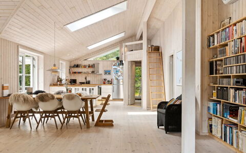 Grethe - 750M from the Sea: Hout, Flooring, Plafond, Interieur Ontwerp, Verdieping, Houten Vloer, Huis, Kamer, Hardwood, Woonkamer