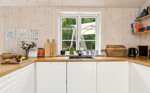 Grethe - 750M from the Sea: Hout, Flooring, Keuken, Interieur Ontwerp, Countertop, Toestel Van De Keuken, Verdieping, Meubilair, Cabinetry, Huis