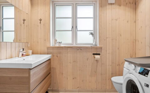 Grethe - 750M from the Sea: Flooring, Verdieping, Hout, Loodgieterswerkinrichting, Interieur Ontwerp, Badkamerkast, Wastafel, Badkamer, Plafond, Loodgieter