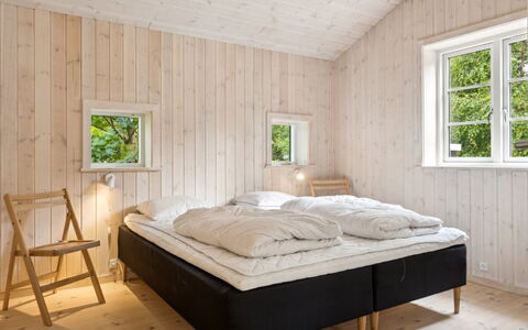 Grethe - 750M from the Sea: Hout, Flooring, Slaapkamer, Verdieping, Interieur Ontwerp, Plafond, Bed, Houten Vloer, Bedding, Laken