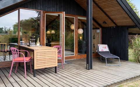 Ija - 200M from the Sea: Dak, Huis, Land Lot, Huis, Verblijf, Landgoed, Garden Gebouwen, Schaduw, Blokhut, Landscaping