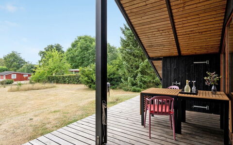 Ija - 200M from the Sea: Dak, Huis, Land Lot, Huis, Verblijf, Landgoed, Garden Gebouwen, Schaduw, Blokhut, Landscaping
