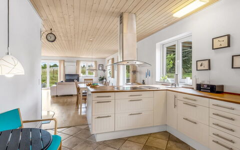 Ettie - 6Km from the Sea: Interieur Ontwerp, Flooring, Keuken, Meubilair, Countertop, Verdieping, Hout, Plafond, Lichte Inrichting, Cabinetry