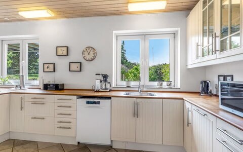 Ettie - 6Km from the Sea: Keuken, Toestel Van De Keuken, Flooring, Hout, Countertop, Interieur Ontwerp, Cabinetry, Major Appliance, Huis, Meubilair