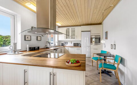 Ettie - 6Km from the Sea: Meubilair, Keuken, Interieur Ontwerp, Flooring, Countertop, Hout, Plafond, Cabinetry, Verdieping, Lichte Inrichting