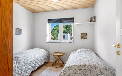 Ettie - 6Km from the Sea: Muur, Hout, Slaapkamer, Verdieping, Flooring, Plafond, Bed, Interieur Ontwerp, Bedding, Laken