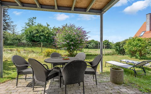 Ettie - 6Km from the Sea: Meubilair, Buitenmeubels, Stoel, Tafel, Buitentafel, Land Lot, Schaduw, Tuin, Patio, Outdoor Structuur