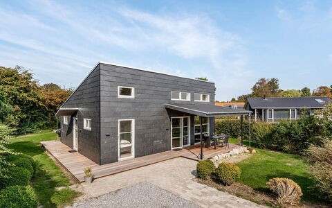 Ilkka - 175M from the Sea: Meubilair, Interieur Ontwerp, Flooring, Hout, Verdieping, Plafond, Houten Vloer, Stoel, Tafel, Verlichting