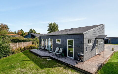 Ilkka - 175M from the Sea: Meubilair, Interieur Ontwerp, Flooring, Hout, Verdieping, Plafond, Houten Vloer, Stoel, Tafel, Verlichting