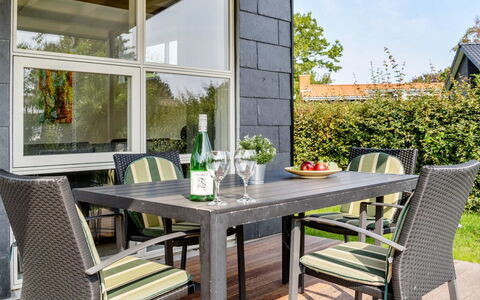 Ilkka - 175M from the Sea: Meubilair, Interieur Ontwerp, Flooring, Hout, Verdieping, Plafond, Houten Vloer, Stoel, Tafel, Verlichting