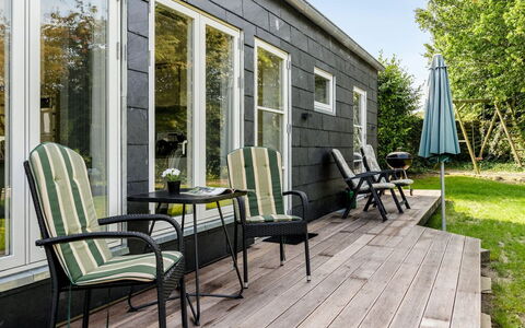 Ilkka - 175M from the Sea: Meubilair, Interieur Ontwerp, Flooring, Hout, Verdieping, Plafond, Houten Vloer, Stoel, Tafel, Verlichting