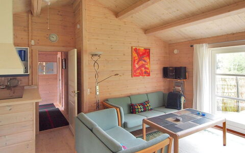 Lilian - 600M from the Sea: Huis, Dak, Huis, Verblijf, Landgoed, Deur, Veranda, Siding, Boerderij, Schaduw
