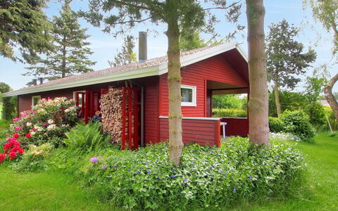 Thing - 200M from the Sea: Dak, Huis, Land Lot, Huis, Verblijf, Landgoed, Garden Gebouwen, Schaduw, Blokhut, Landscaping
