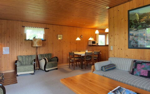 Thing - 200M from the Sea: Dak, Huis, Land Lot, Huis, Verblijf, Landgoed, Garden Gebouwen, Schaduw, Blokhut, Landscaping