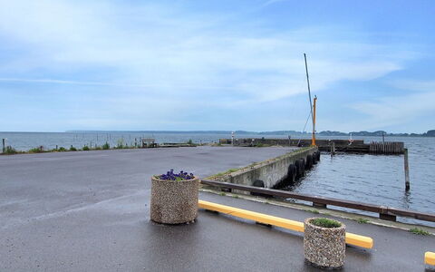 Thing - 200M from the Sea: Dak, Huis, Land Lot, Huis, Verblijf, Landgoed, Garden Gebouwen, Schaduw, Blokhut, Landscaping