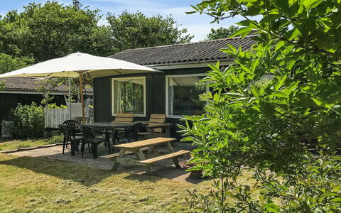 Vojo - 100M from the Sea: Dak, Huis, Land Lot, Huis, Verblijf, Landgoed, Garden Gebouwen, Schaduw, Blokhut, Landscaping