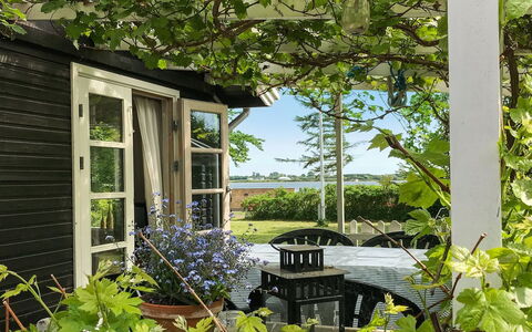 Vojo - 100M from the Sea: Dak, Huis, Land Lot, Huis, Verblijf, Landgoed, Garden Gebouwen, Schaduw, Blokhut, Landscaping
