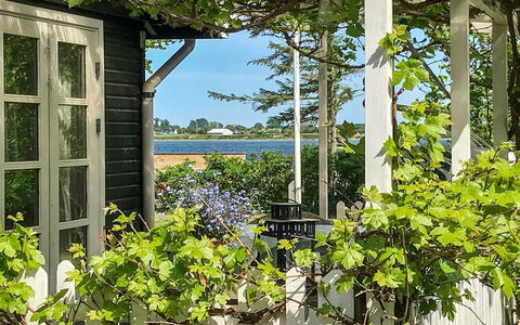Vojo - 100M from the Sea: Dak, Huis, Land Lot, Huis, Verblijf, Landgoed, Garden Gebouwen, Schaduw, Blokhut, Landscaping